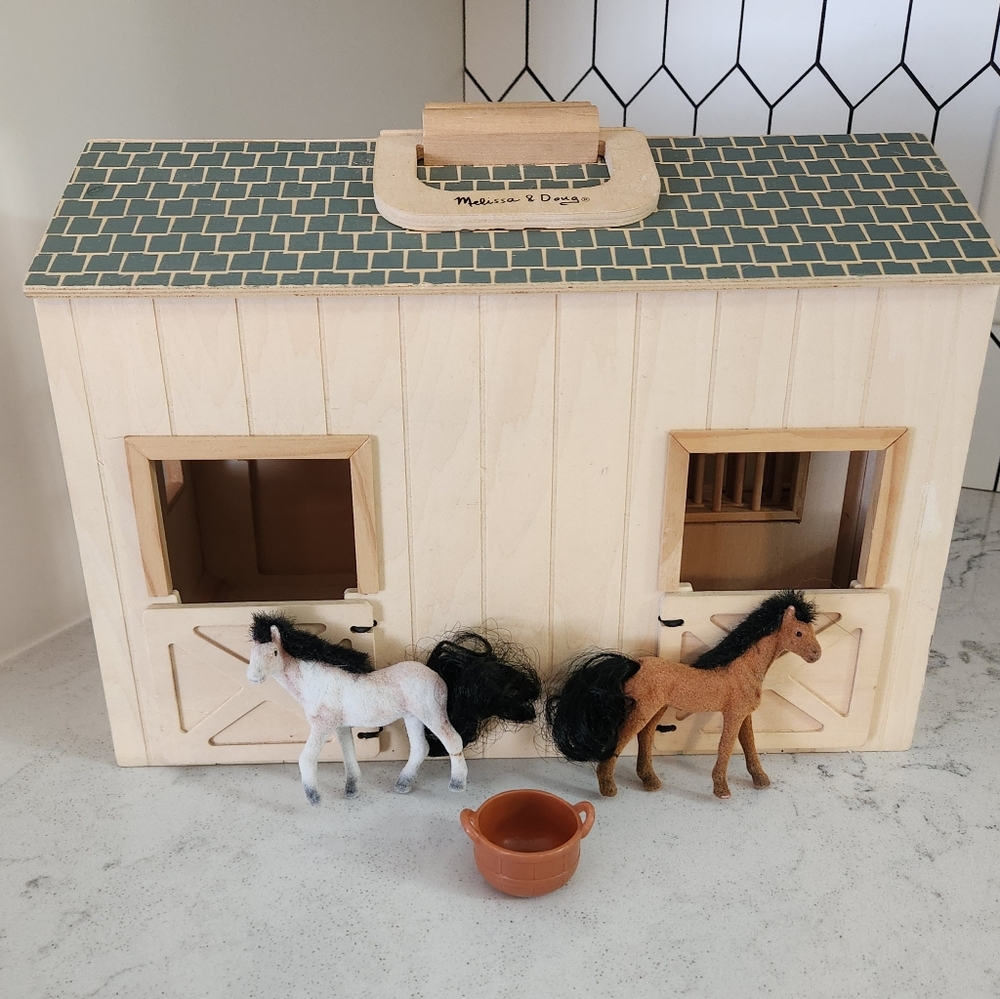 Melissa & Doug Horse Barn/Stables w/ 2 Horses